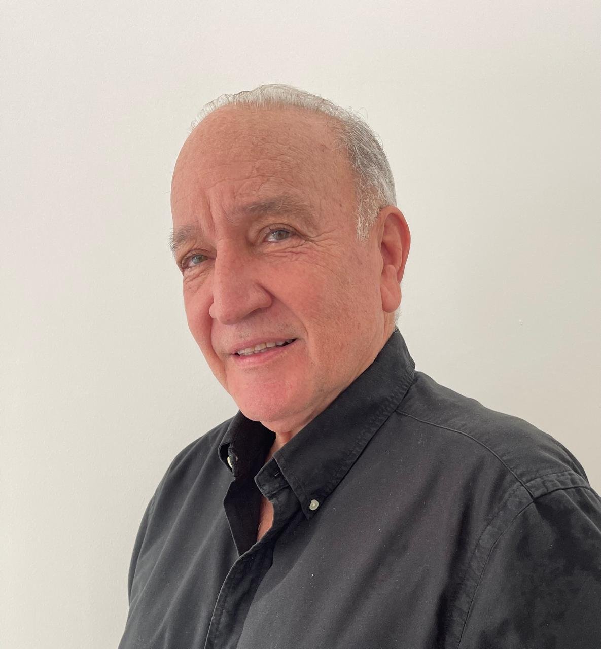 Arquitecto Universidad Javeriana - 1976 Artes Plásticas, Columbia University, Nueva York 1981 - 82